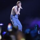 ARCHIVO - Bad Bunny durante su presentación en los Premios Billboard de la Música Latina, el 5 de octubre de 2023, en Coral Gables, Florida. TikTok podría parecer (o sonar) un poco diferente. Esta semana, Universal Music Group, que representa a artistas de renombre como Taylor Swift, Bad Bunny y Drake, dijo que ya no permitiría su música en TikTok tras el vencimiento el miércoles 31 de enero de 2024 de un acuerdo de licencia entre las dos compañías. (Foto AP/Marta Lavandier)