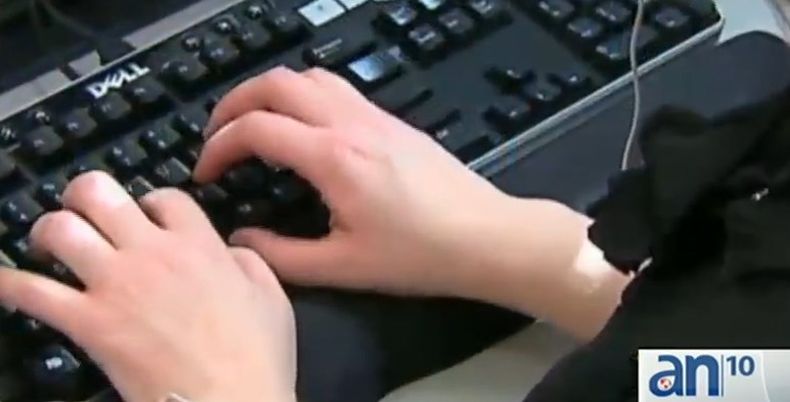 Más de veinte personas fueron arrestadas hoy en relación con una red de robo de identidad.