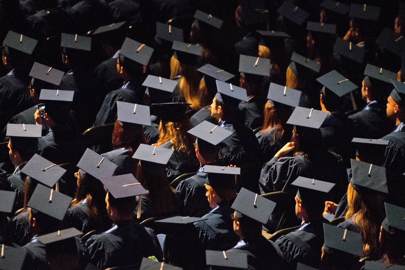 Estudiantes en la ceremonia de graduación en la Universidad de Illinois en Champaign, Illinois, el 12 de mayo del 2013. (Darrell Hoemann/The News-Gazette via AP)