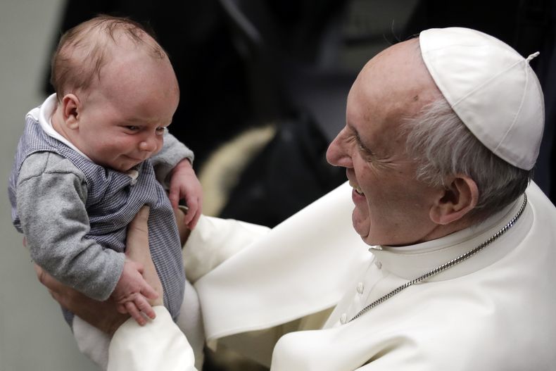 El papa Francisco saluda a un bebé en la Sala Pablo VI en el Vaticano el 4 de febrero del 2017. (AP foto/Andrew Medichini)