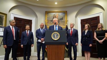 El presidente Donald Trump en la Casa Blanca en Washington el 22 de septiembre del 2025. Lo acompañan desde la izquierda: el doctor Jay Bhattacharya, director de los Institutos Nacionales de Salud; el doctor Marty Makary, comisionado de la Administración de Alimentos y Medicinas; el secretario de Salud y Servicios Humanos Robert F. Kennedy Jr; el doctor Mehmet Oz, director de los Centros de Medicare y Medicaid; la doctora Dorothy Fink, subsecretaria de Salud y Jackie OBrien. (AP foto/Mark Schiefelbein)
