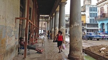 americateve | Aunque los cubanos pueden comprar y vender viviendas desde 2011, los precios de las mismas son altísimos y los salarios irrisorios.