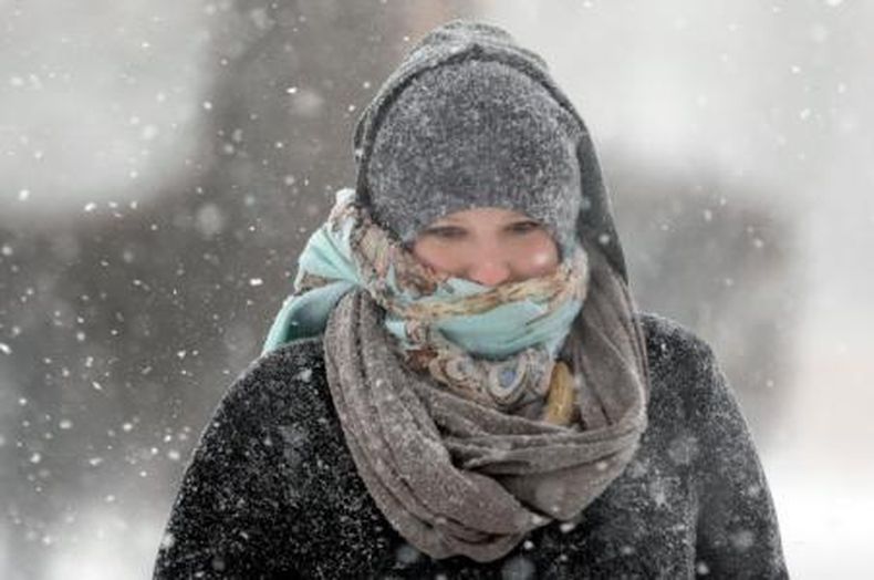 La ola de frío polar tiene paralizadas a unas 140 millones de personas, y continúa generando cancelaciones y demoras en los aeropuertos del sur de la Florida.