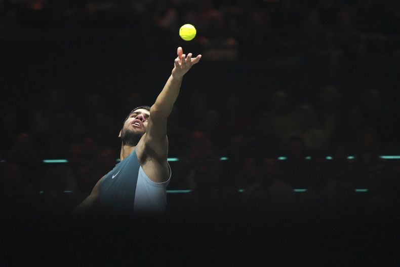 Carlos Alcaraz saca ante Alex de Miñaur en la final del Abierto de Róterdam, el domingo 9 de febrero de 2025. (AP Foto/Peter Dejong)
