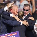 El candidato presidencial republicano, el expresidente Donald Trump, es rodeado por agentes del Servicio Secreto de Estados Unidos mientras es ayudado a bajar de la tarima en un mitin de campaña en Butler, Pensilvania, el sábado 13 de julio de 2024. (Foto AP/Gene J. Puskar)