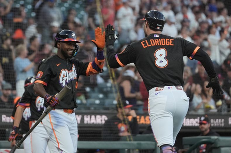 Bryce Eldridge, de los Gigantes de San Francisco, es felicitado por el venezolano Osleivis Basabe luego de pegar un jonrón en el encuentro del martes 8 de septiembre de 2026 ante los Cardenales de San Luis (AP Foto/Jeff Chiu)