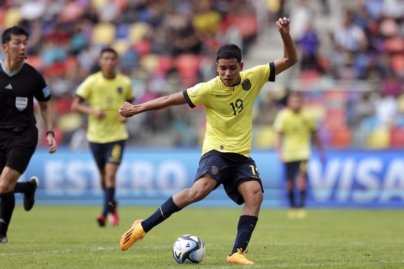 ARCHIVO - El ecuatoriano Kendry Páez remata ante Fiji en la primera ronda del Mundial Sub20, el viernes 26 de mayo de 2023, en Santiago del Estero, Argentina. (AP Foto/Nicolás Aguilera)