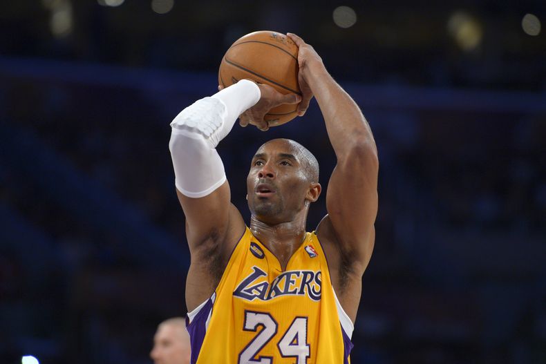 ARCHIVO - Kobe Bryant de los Lakers de Los Ángeles dispara un tiro libre en un juego ante los Warriors de Golden State, el 12 de abril de 2013, en Los Ángeles.(AP Foto/Mark J. Terrill)