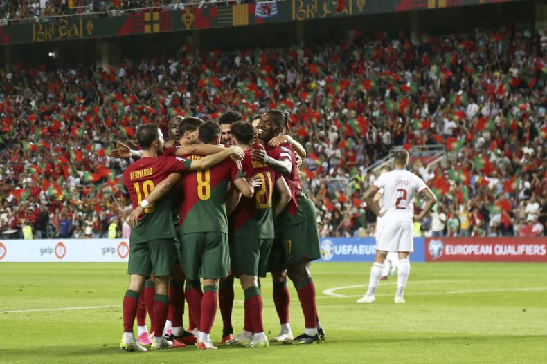 Jugadores de la selección nacional de Portugal celebran luego del gol de Diogo Jota durante el partido ante Luxemburgo en el grupo J de las eliminatorias rumbo a la Eurocopa 2024, en el estadio Algarve, a las afueras de Faro, Portugal, el lunes 11 de septiembre de 2023. (AP Foto/Joao Matos)
