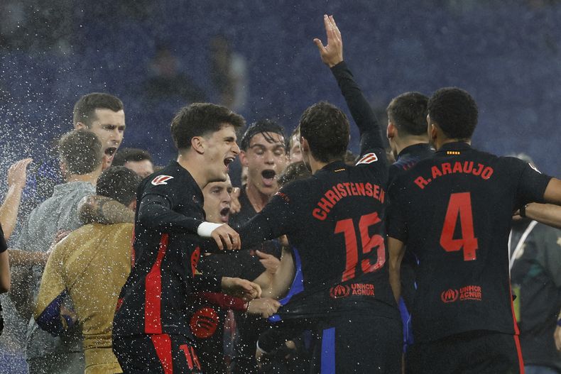 Jugadores del Barcelona celebran después de que aseguraron el título de liga al vencer al Espanyol el jueves 15 de mayo del 2025. (AP Foto/Joan Monfort)