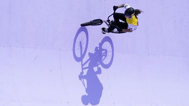 Queen Villegas Serna, de Colombia, compite en la final del ciclismo BMX freestyle categoría park en los Juegos Olímpicos, el miércoles 31 de julio de 2024, en París, Francia. (AP Foto/Frank Franklin II)