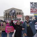 Activistas por el derecho al aborto y manifestantes antiabortistas se concentran ante la Corte Suprema en Washington, miércoles 2 de abril de 2025. (AP foto/Jose Luis Magana)