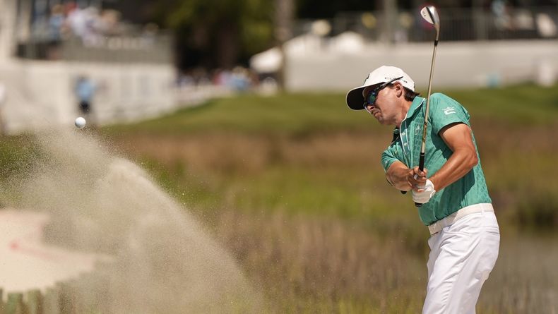 Rickie Fowler despeja la pelota desde el bunker del 17mo hoyo durante la primera ronda del torneo RBC Heritage, el 17 de abril de 2025, en Hilton Head Island, Carolina del Sur. (AP Foto/Mike Stewart)