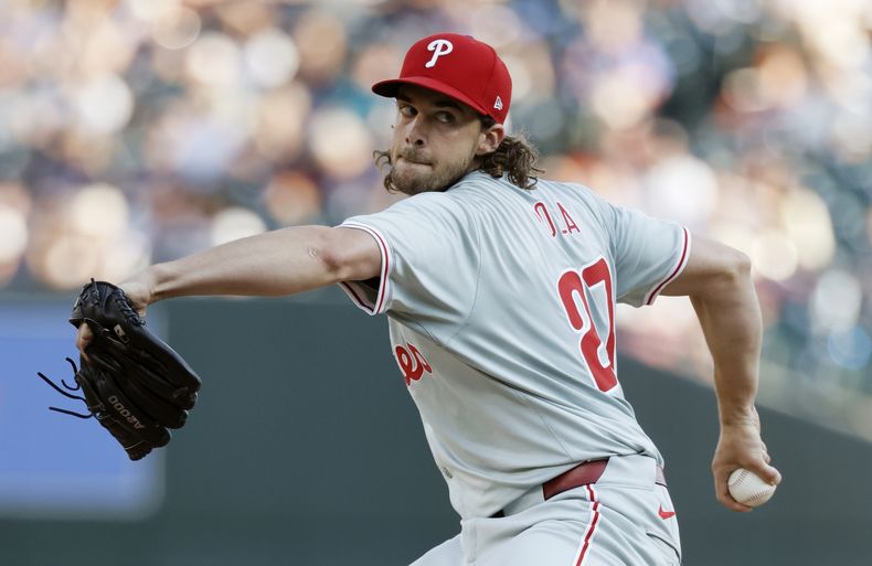 Aaron Nola, lanzador de los Filis de Filadelfia, trabaja durante la segunda entrada del juego de béisbol en contra de los Tigres de Detroit el lunes 24 de junio de 2024, en Detroit. (AP Foto/Duane Burleson)