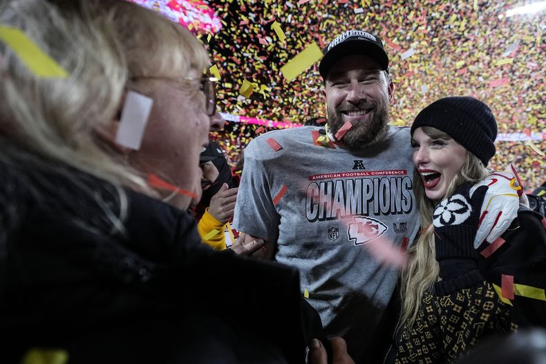Donna Kelce junto a su hijo, el ala cerrada de los Chiefs de Kansas City, Travis Kelce, y Taylor Swift, después del partido de fútbol americano de la NFL por el Campeonato de la AFC contra los Bills de Buffalo, el domingo 26 de enero de 2025, en Kansas City, Missouri. (Foto AP/Ashley Landis)