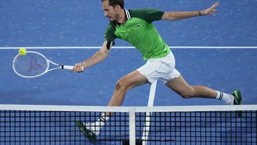 Daniil Medvedev devuelve ante Alejandro Davidovich Fokina en los cuartos de final del torneo de Dubái, el jueves 29 de febrero de 2024, en los Emiratos Árabes Unidos. (AP Foto/Kamran Jebreili)