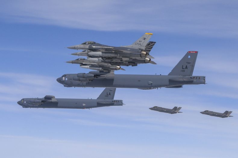 ARCHIVO - En esta foto distribuida por el Ministerio de Defensa surcoreano, bombarderos estadounidenses B-52H, centro, cazas F-16 y cazas F35-A de la fuerza aérea surcoreana sobrevuelan la península coreana durante un ejercicio conjunto, 14 de abril de 2023. (Ministerio de Defensa surcoreano via AP, File)