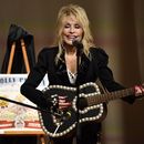 Dolly Parton durante una presentación para celebrar la expansión de su programa Imagination Library en Kentucky en el Lyric Theatre en Lexington, Kentucky, el martes 27 de agosto de 2024. La biblioteca ahora está disponible para los 120 condados de Kentucky y ofrece libros gratuitos a niños de hasta 5 años. (Foto AP/Timothy D. Easley)