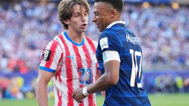 Matías Galarza, de Paraguay, discute con Kylian Mbappé, de Francia, en el encuentro de octavos de final de la Copa del Mundo, el sábado 4 de julio de 2026 (AP Foto/Martin Meissner)