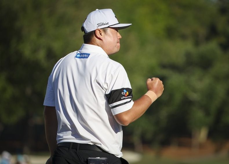 El surcoreano Sungjae Im aprieta el puño tras embocar un putt para birdie en el hoyo 18 durante la tercera ronda del torneo de golf Valspar Championship, el sábado 21 de marzo de 2026, en Palm Harbor, Florida. (Chris Urso/Tampa Bay Times vía AP)