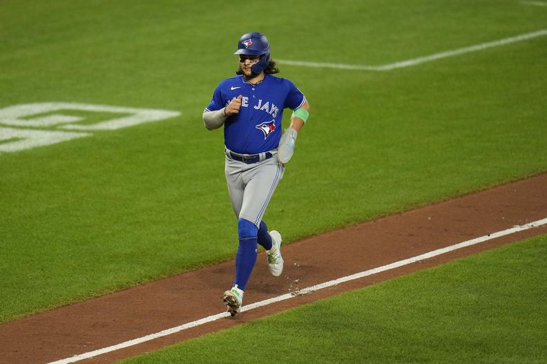 En foto del 24 de agosto del 2023, Bo Bichette de los Azulejos de Toronto anota con un elevado de sacrificio de George Springer ante los Orioles de Baltimore. El martes 29 de agosto del 2023, Bichette ingresa a la lista de lesionados de 10 días. (AP Foto/Julio Cortez)