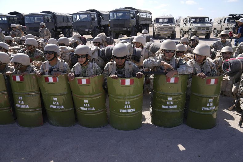 Militares peruanos se preparan para el despliegue en la frontera del país con Chile, en Tacna, Perú, el viernes 28 de abril de 2023. La crisis migratoria en la frontera entre Chile y Perú se intensificó el jueves con cientos de migrantes que quedaron varados en el límite fronterizo, sin poder cruzar a Perú. (AP Foto/Martín Mejía)