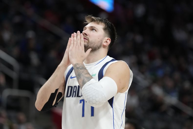 El esloveno Luka Doncic, de los Mavericks de Dallas, mira hacia arriba tras realizar un disparo ante los Pistons de Detroit, el sábado 9 de marzo de 2024 (AP Foto/Carlos Osorio)