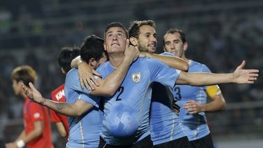 americateve | Jos&eacute; Gim&eacute;nez (2) es abrazado por sus compa&ntilde;eros trs anotar el gol con que Uruguay le gan&oacute; 1-0 a Corea del Sur en un partido amistoso en Goyang el 8 de septiembre del 2014. (AP Photo/Ahn Young-joon)