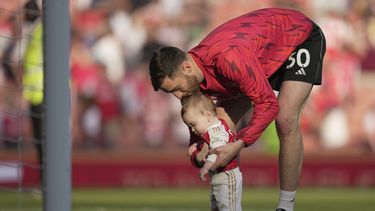 El arquero de Arsenal Matt Turner juega con su hijo tras el partido contra Wolverhampton en la Liga Premier, el domingo 28 de mayo de 2023. (AP Foto/Kin Cheung)