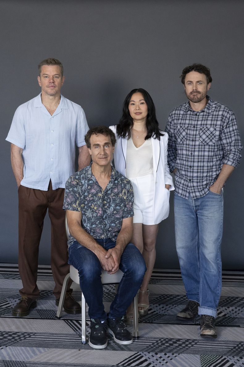 El director Doug Liman, sentado, posa con los actores Matt Damon, de izquierda a derecha, Hong Chau y Casey Affleck posan promocionar la película The Instigators el viernes 26 de julio de 2024 en Boston. (Foto AP/Reba Saldanha)