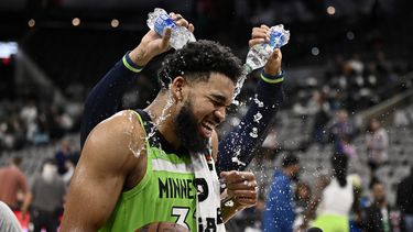 Con 60 puntos de Towns, Wolves derrotan a Spurs 149-139