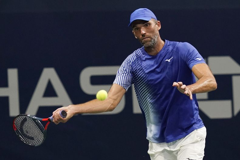 En esta imagen de archivo, el tenista croata Ivo Karlovic devuelve una pelota al francés Richard Gasquet en un partido de la primera ronda del Abierto de Estados Unidos, en Nueva York, el 1 de septiembre de 2020. (AP Foto/Frank Franklin II, archivo)