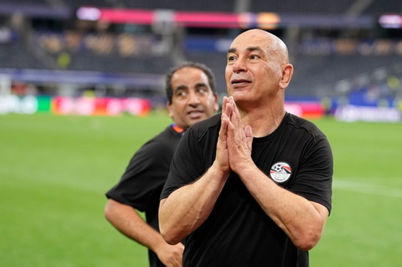 Hossam Hassan, seleccionador de Egipto, festeja la victoria por penales sobre Australia en el Mundial, el viernes 3 de julio de 2026 (AP Foto/Tony Gutiérrez)