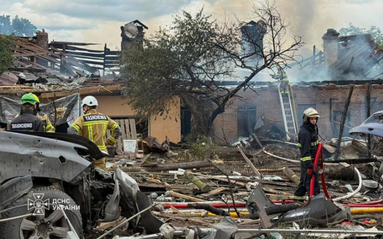 Esta imagen, distribuida por los Servicios de Emergencias de Ucrania, muestra el lugar donde impactó un misil ruso en la región de Kiev, Ucrania, el 24 de julio de 2026. (Servicios de Emergencias de Ucrania vía AP)