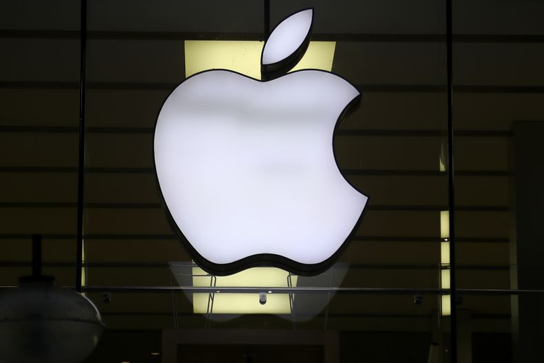 El logo de Apple en una tienda en el centro de la ciudad de Múnich, Alemania, el 16 de diciembre de 2020. (Foto AP/Matthias Schrader, archivo)