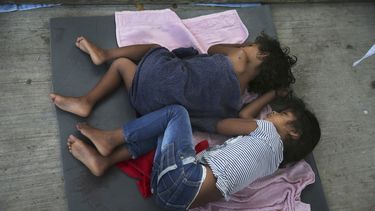 Familias separadas en frontera de EEUU temen extorsión