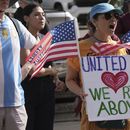 Defensores de los inmigrantes protestan contra las recientes detenciones del Servicio de Inmigración y Control de Aduanas de Estados Unidos (ICE, por sus siglas en inglés) fuera del tribunal de inmigración en San Antonio, Texas, el martes 1 de julio de 2025. (AP Foto/Eric Gay)