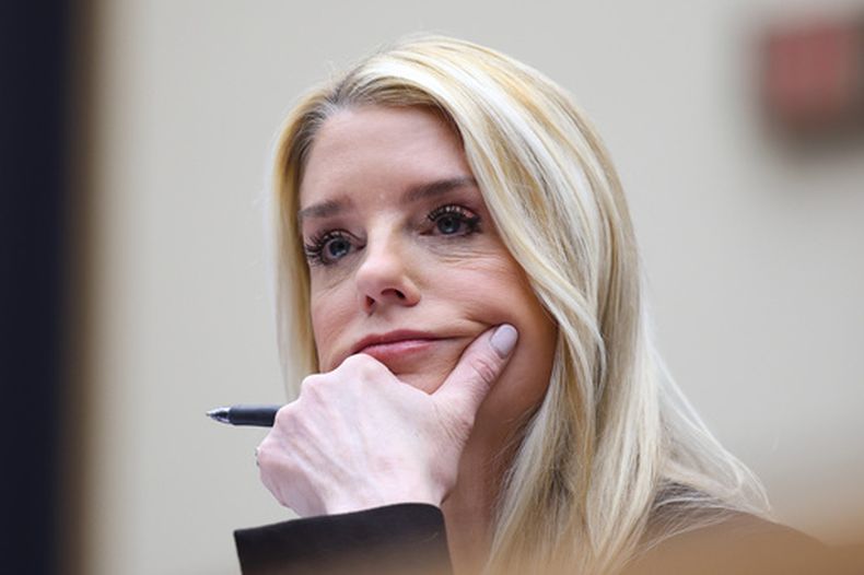 ARCHIVO - La secretaria de Justicia Pam Bondi escucha su testimonio ante una audiencia de supervisión de la Comisión Judicial de la Cámara de Representantes, en el Capitolio, Washington, el 11 de febrero de 2026. (Foto AP/Tom Brenner, archivo)