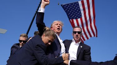 ARCHIVO - El entonces candidato republicano a la presidencia Donald Trump es protegido por agentes del Servicio Secreto en un atentado en su contra durante un acto de campaña el 13 de julio de 2024, en Butler, Pensilvania. Trump, ahora presidente electo, nombrará director del Servicio Secreto a Sean Curran, derecha. (AP Foto/Evan Vucci, archivo)