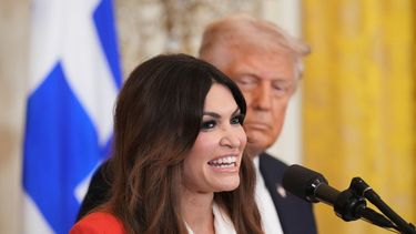 El presidente Donald Trump escucha a Kimberly Guilfoyle en una recepción para celebrar el Día de la Independencia de Grecia en la Sala Este de la Casa Blanca, el 24 de marzo de 2025, en Washington. (Foto AP/Jacquelyn Martin, Archivo)