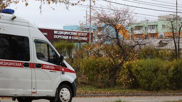 Una ambulancia pasa por delante de un centro médico para el tratamiento de enfermedades infecciosas, en Shelekhov, a las afueras de Irkutsk, Rusia, el 8 de octubre de 2026. (AP Foto)
