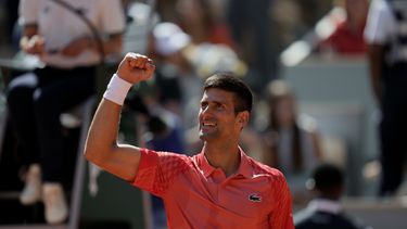 Novak Djokovic celebra tras vencer a Juan Pablo Varillas en los cuartos de final del Abierto de Francia, el domingo 4 de junio de 2023. (AP Foto/Thibault Camus)