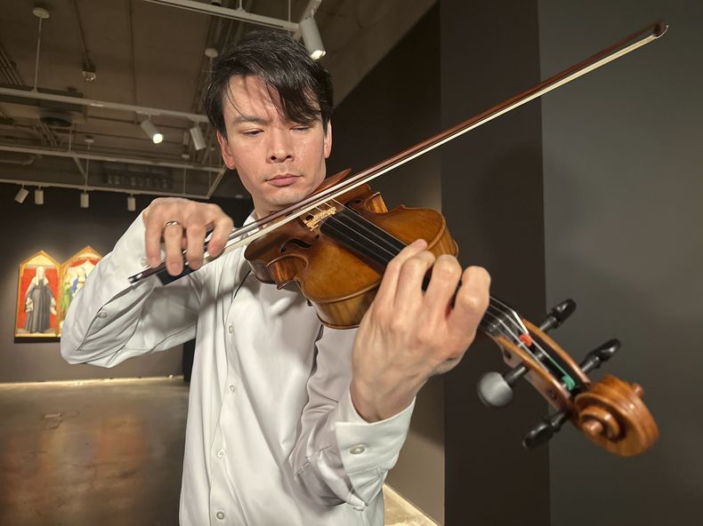 El violinista Stefan Jackiw toca el Joachim-Ma Stradivarius de 1714 en la casa de subastas Sothebys en Nueva York el lunes 3 de febrero de 2025.(Foto AP/Ted Shaffrey)
