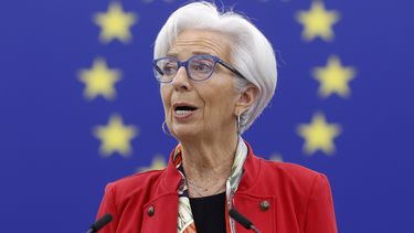 Archivo - La presidenta del Banco Central Europeo, Christine Lagarde, pronuncia un discurso el 15 de febrero de 2023 en el Parlamento Europeo en Estrasburgo, Francia. (AP Foto/Jean-François Badias, Archivo)