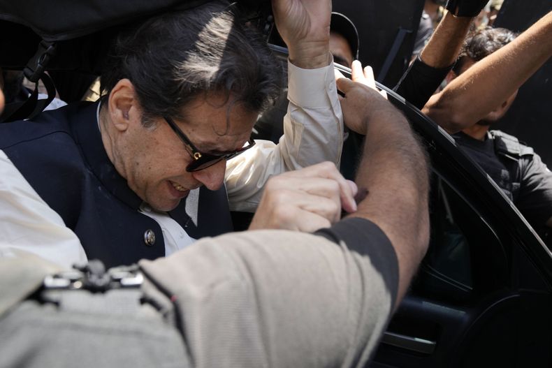 El ex primer ministro de Pakistán, Imran Khan, llega a un tribunal en el que debe comparecer en Lahore, Pakistán, el 19 de mayo de 2023. (AP Foto/K.M. Chaudary)