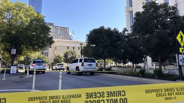 La presencia policial en el tribunal en Nashville, Tennessee, el 8 de octubre del 2026. (AP foto/Kristin Hall)