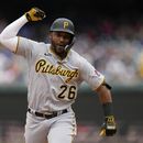 El dominicano Miguel Andújar hace un gesto mientras recorre las bases tras su jonrón de dos carreras en el sexto episodio ante los Nacionales de Washington el sábado 29 de abril del 2023. (AP Foto/Patrick Semansky)