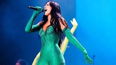 desnudita y banada de espuma, dua lipa rompio la censura de instagram