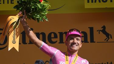 El ecuatoriano Richard Carapaz celebra en el podio tras ganar la 18va etapa del Tour de Francia, el jueves 23 de julio de 2026, en Orcieres-Merlette, Francia. (AP Foto/Thibault Camus)