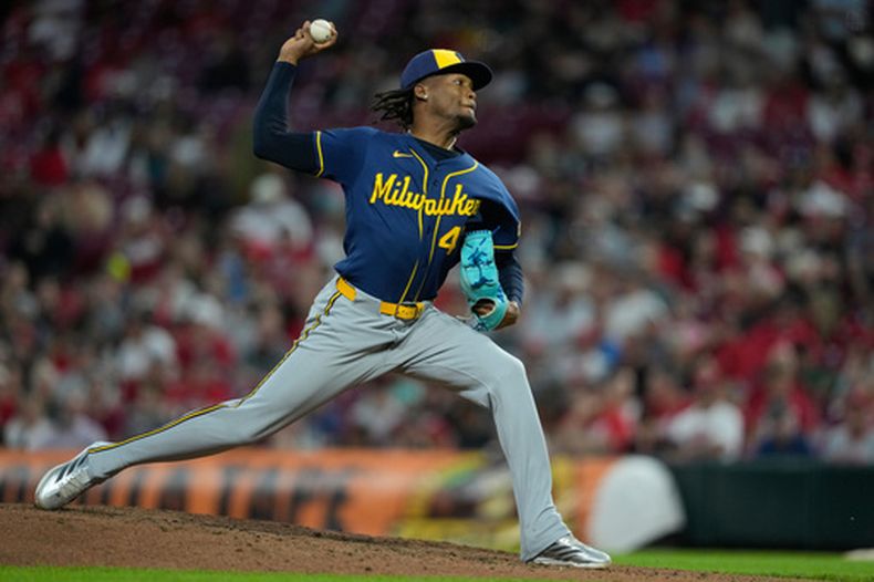 El pitcher dominicano de los Cerveceros de Milwaukee Abner Uribe lanza en la octava entrada ante los Rojos de Cincinnati el lunes 22 de junio del 2026. (AP Foto/Carolyn Kaster)